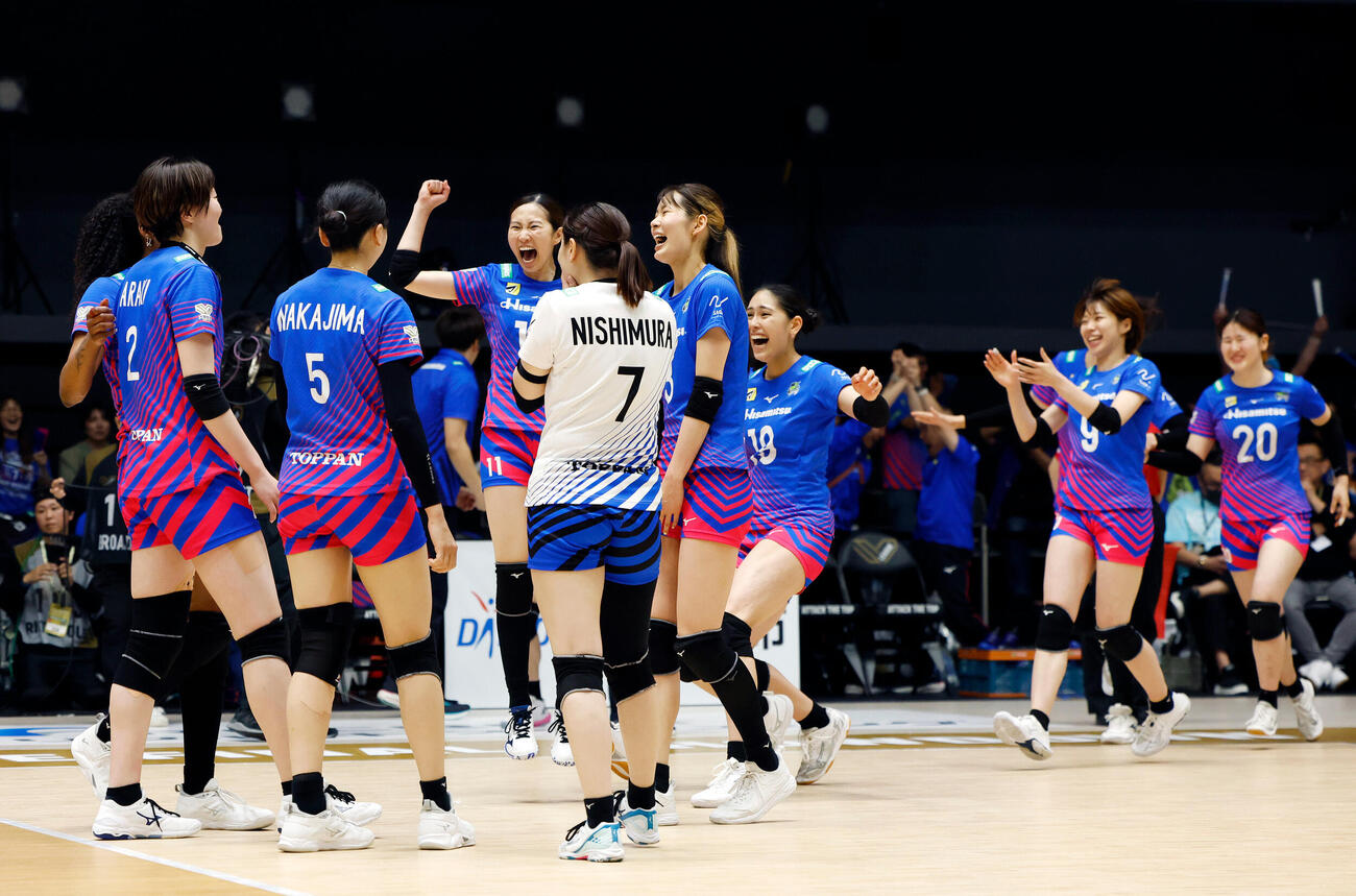 SAGA久光対大阪M　優勝を決め、喜び合うSAGA久光の選手たち（撮影・山本朝陽）