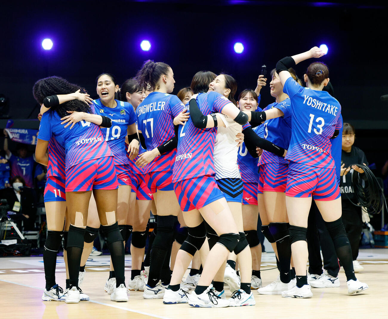 SAGA久光対大阪M　優勝を決め、喜び合うSAGA久光の選手たち（撮影・山本朝陽）