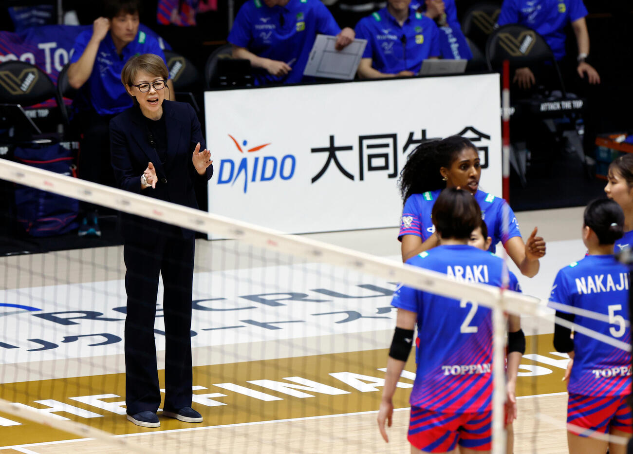 SAGA久光対大阪M　第1セット、指示を出すSAGA久光中田久美ヘッドコーチ（左）（撮影・山本朝陽）