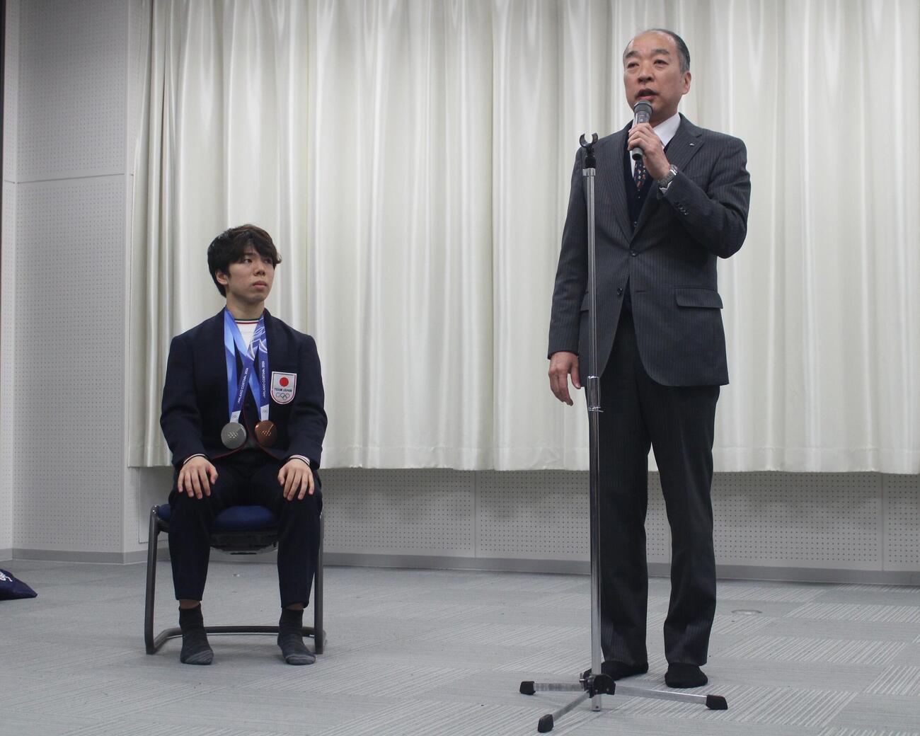 埼玉栄での報告会に出席する佐藤駿（左）