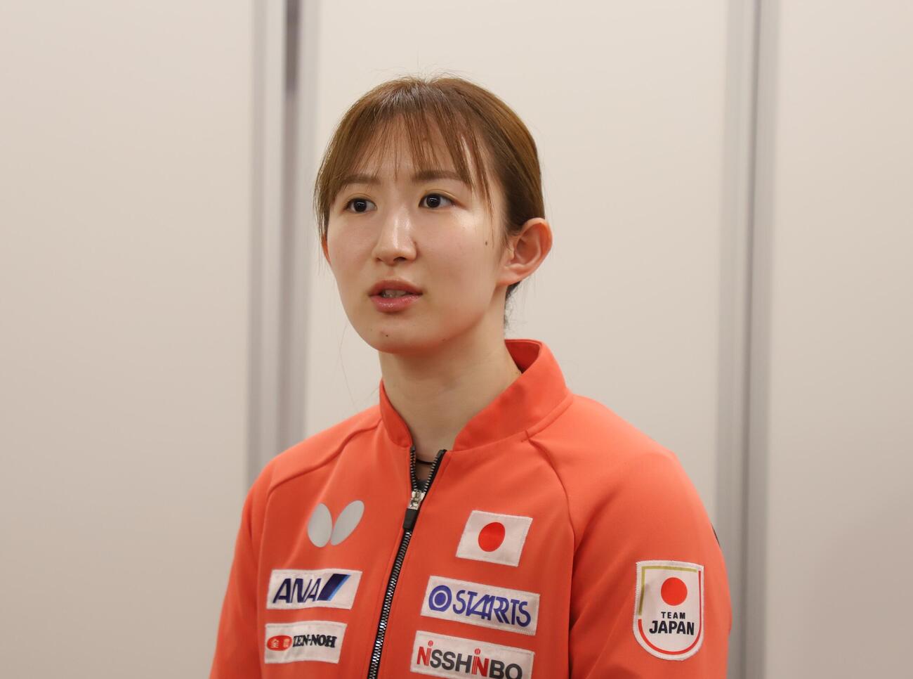 世界選手権団体戦の出国前に取材に応じる早田ひな（撮影・藤塚大輔）