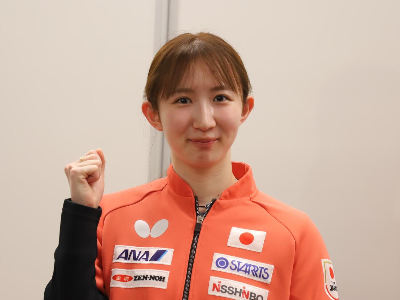世界選手権団体戦の出国前に取材に応じた早田ひな（撮影・藤塚大輔）