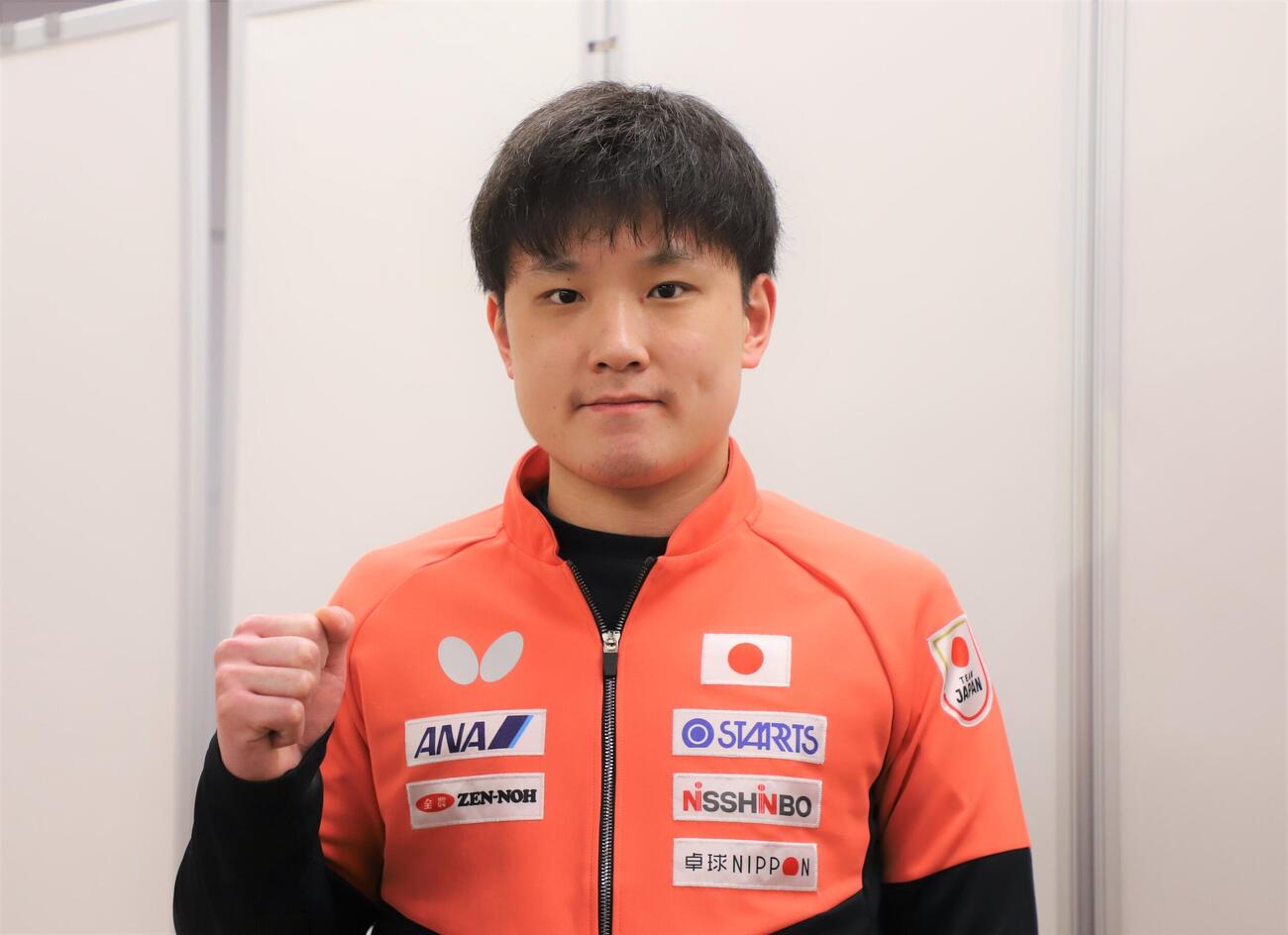 世界選手権団体戦の出国前に取材に応じた張本智和（撮影・藤塚大輔）