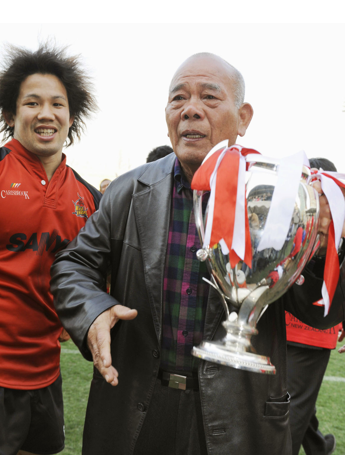 2008年、ラグビーの日本選手権で三洋電機（現埼玉）が初優勝し、感無量の表情の宮地克実元監督（右）＝秩父宮（共同）