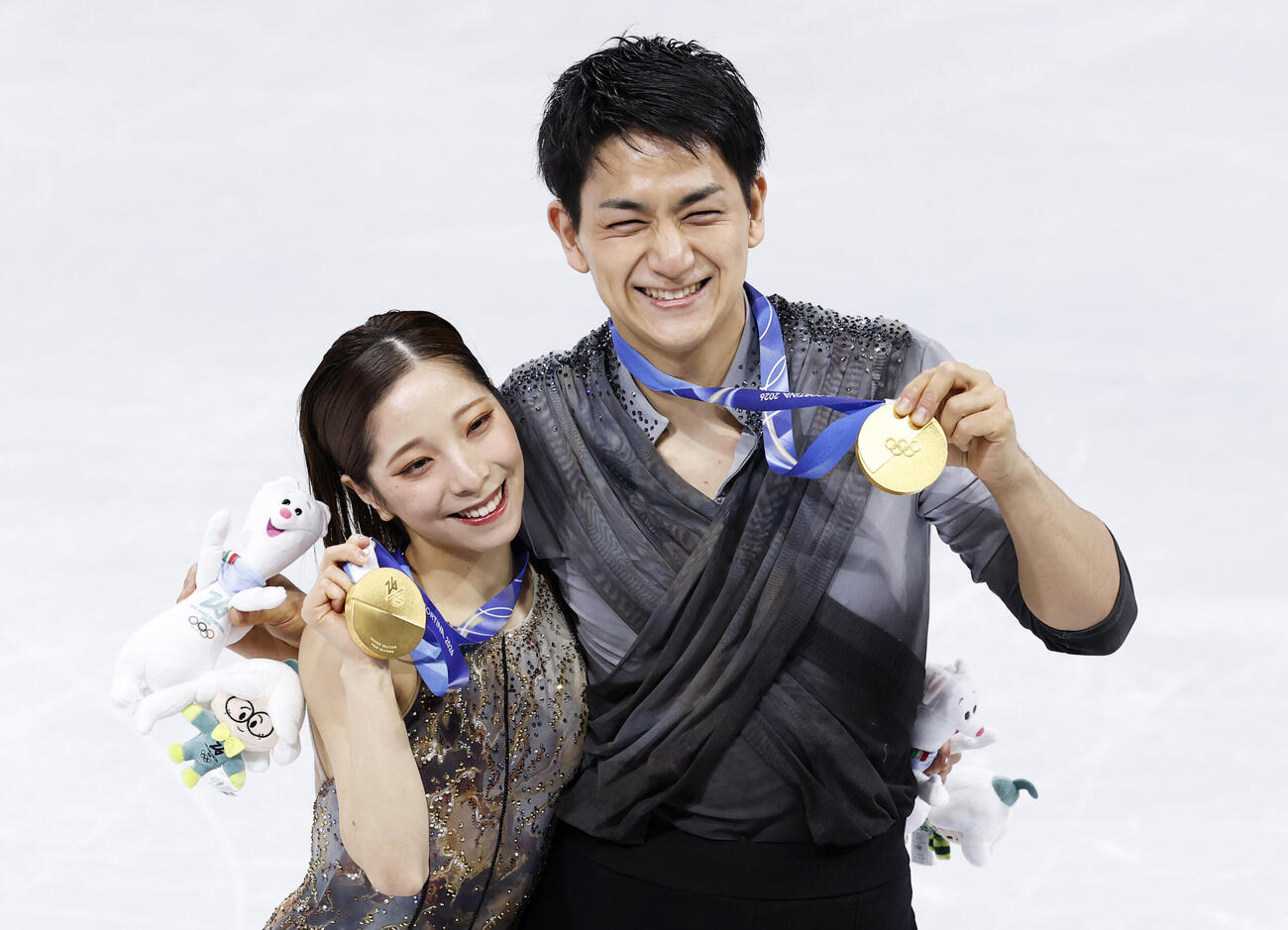 2月16日、ミラノ・コルティナ冬季五輪のフィギュアスケートペアで金メダルを獲得した三浦璃来（左）、木原龍一組＝イタリア・ミラノ（共同）