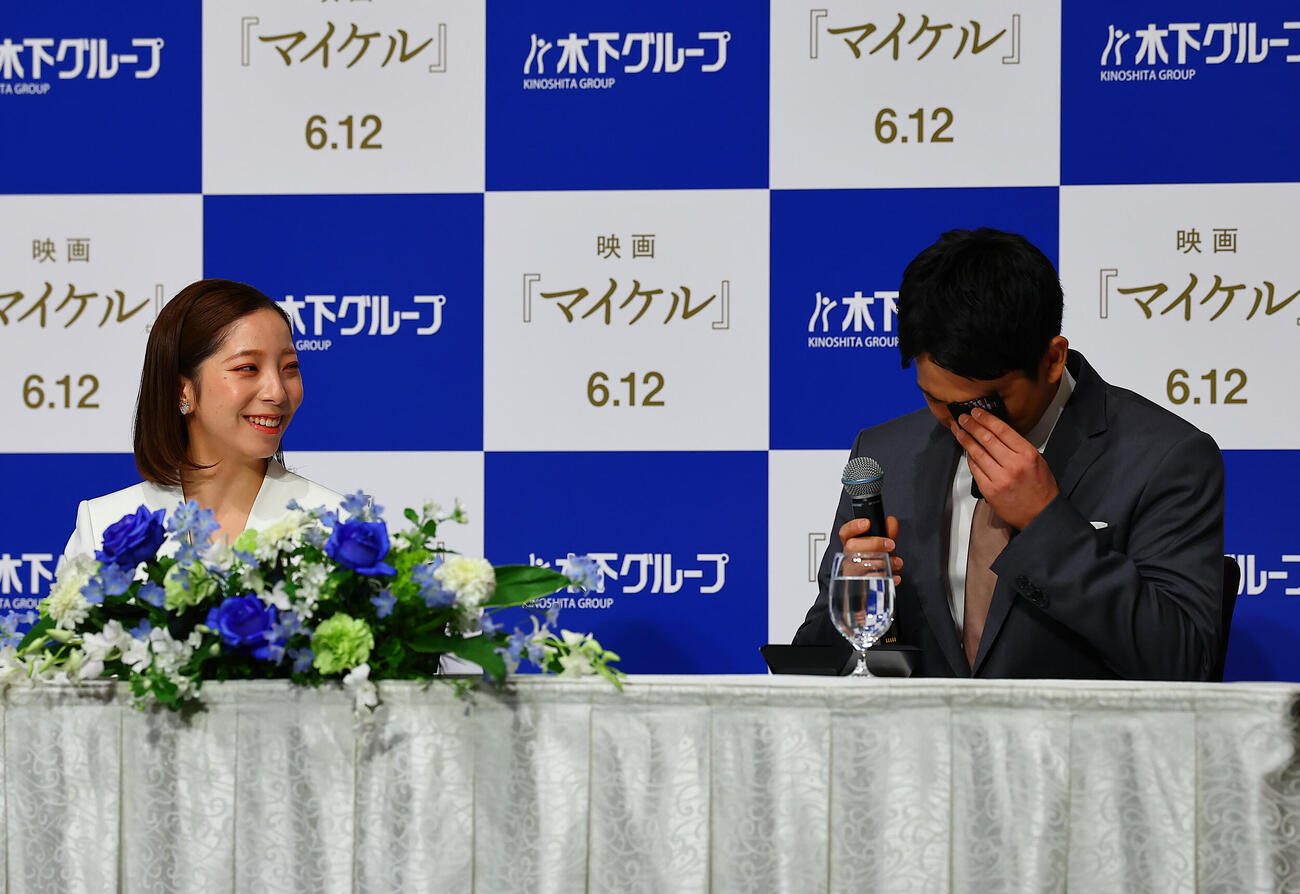 引退会見を行う三浦璃来（左）と木原龍一（撮影・野上伸悟）