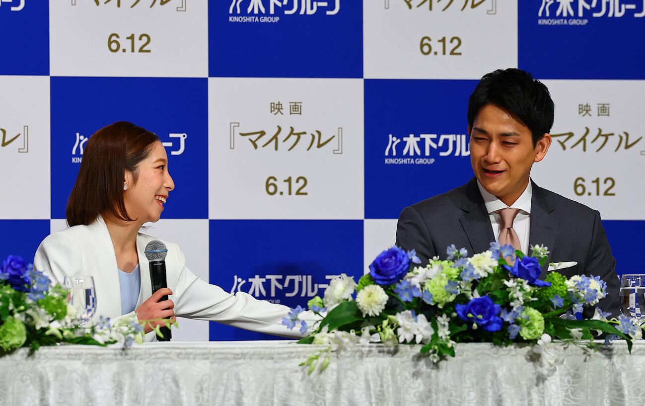 引退会見を行う三浦璃来（左）と木原龍一（撮影・野上伸悟）