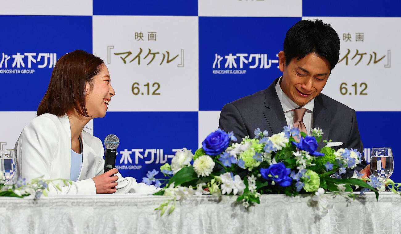 引退会見を行う三浦璃来（左）と木原龍一（撮影・野上伸悟）