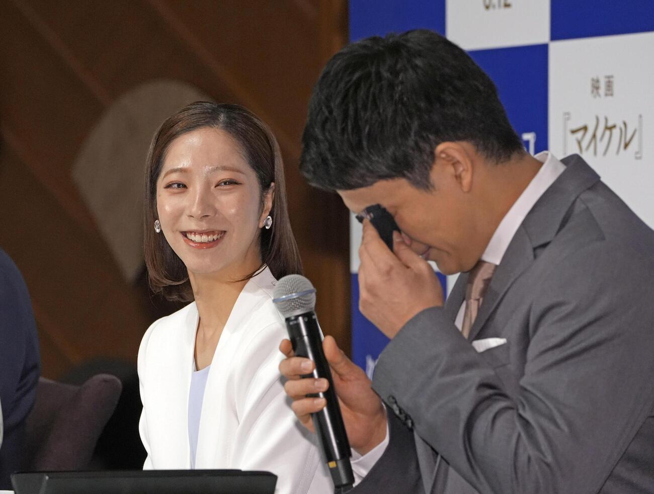 現役引退の記者会見で涙を流すフィギュアスケート・ペアの木原龍一。左は笑顔の三浦璃来（共同）