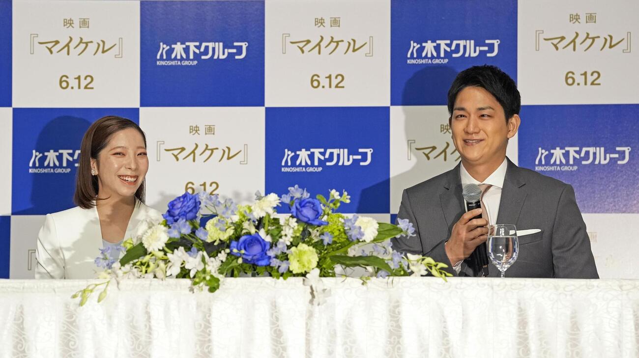 現役引退の記者会見に臨むフィギュアスケート・ペアの三浦璃来（左）、木原龍一組＝28日、東京都内のホテル