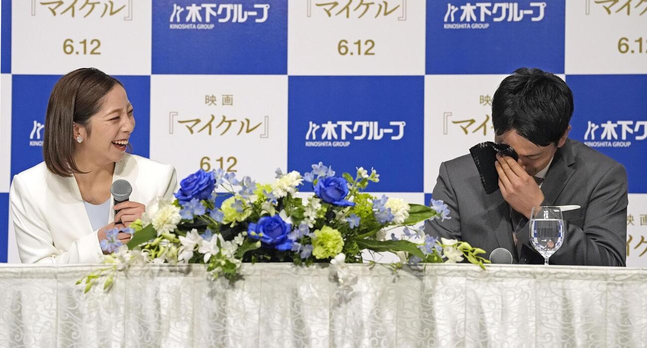 現役引退の記者会見冒頭で涙ぐむフィギュアスケート・ペアの木原龍一。左は笑顔の三浦璃来（共同）