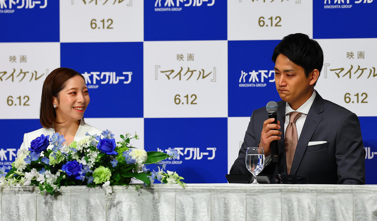 引退会見を行う三浦璃来（左）と木原龍一（撮影・野上伸悟）