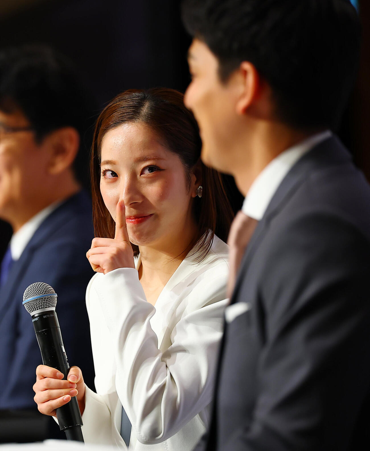 引退会見を行う三浦璃来（左）と木原龍一（撮影・野上伸悟）