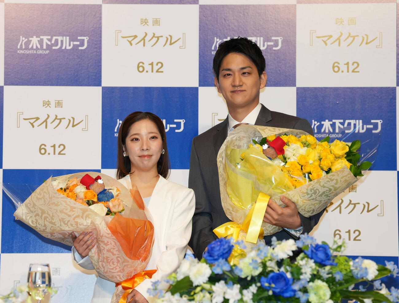 現役引退会見で花束を受け取る木原龍一（右）と三浦璃来（撮影・増田悦実）