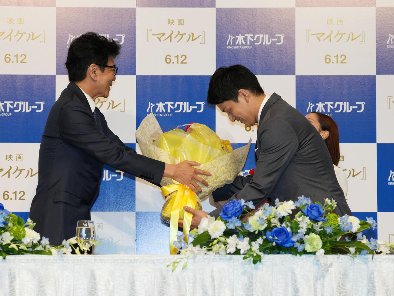 現役引退会見で花束を受け取る木原龍一（右）（撮影・増田悦実）
