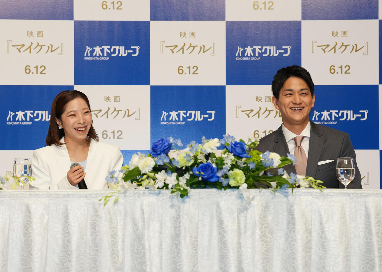 現役引退会に笑顔で臨む木原龍一（右）と三浦璃来（撮影・増田悦実）