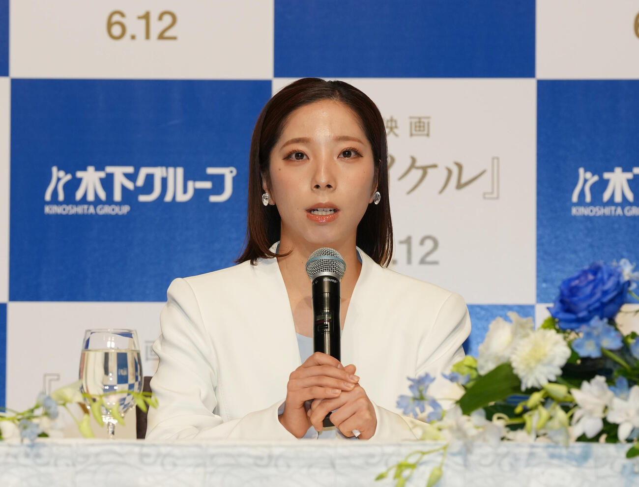 現役引退会見で話をする三浦璃来（撮影・増田悦実）