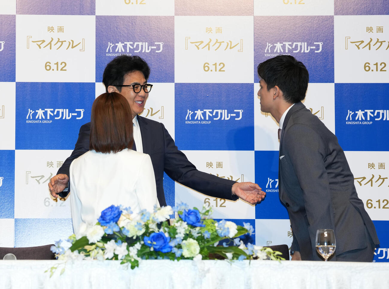 現役引退会見を終え三浦璃来（手前左）と木原龍一(右）にこえをかける木の下グループ木下直哉代表取締役社長（撮影・増田悦実）