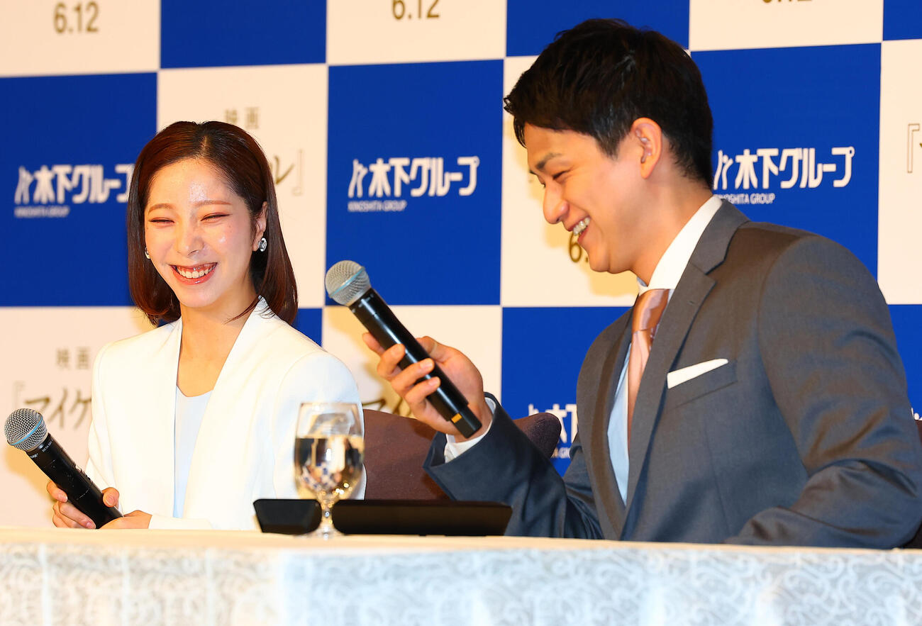 引退会見を行う三浦璃来（左）と木原龍一（撮影・野上伸悟）