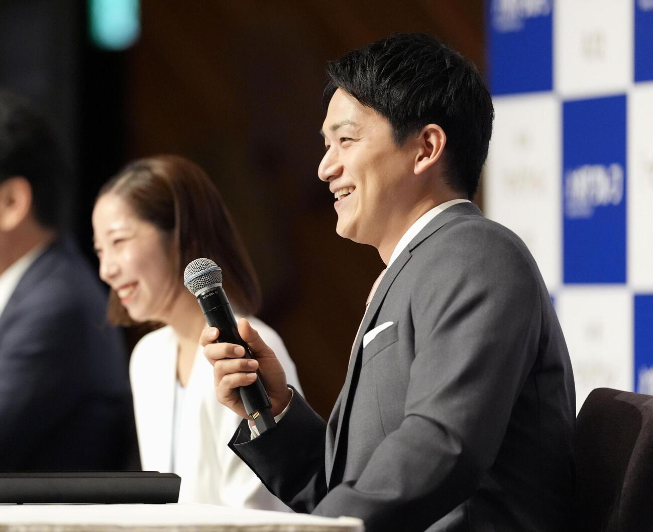 現役引退の記者会見で笑顔を見せるフィギュアスケート・ペアの三浦璃来（左）、木原龍一組＝28日、東京都内のホテル