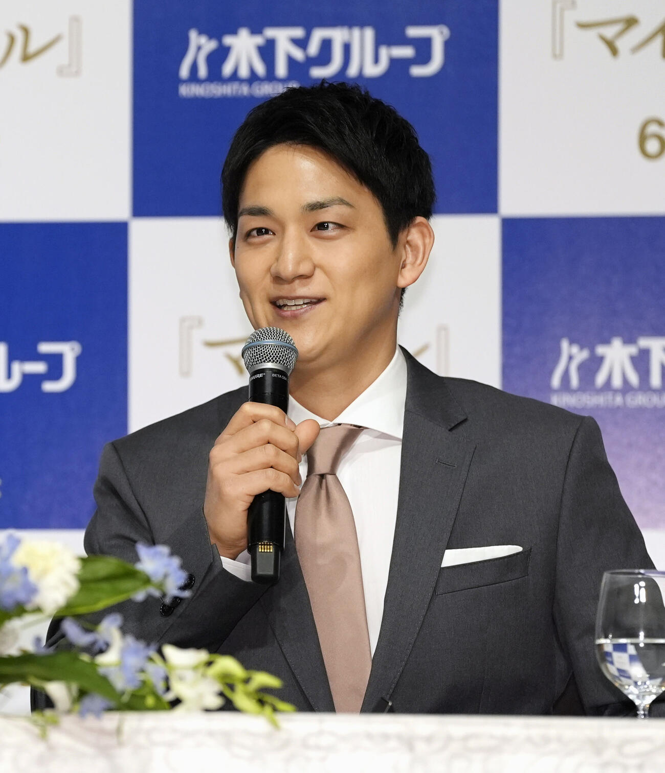 現役引退の記者会見で発言するフィギュアスケート、「りくりゅう」ペアの木原龍一＝28日、東京都内のホテル