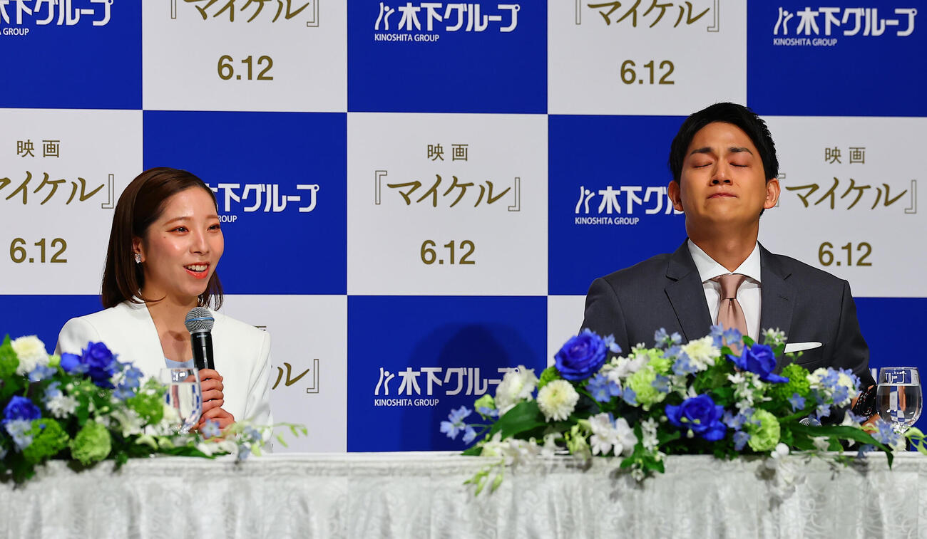引退会見の冒頭で、いきなり泣き出す木原龍一（右）と笑顔の三浦璃来（撮影・野上伸悟）