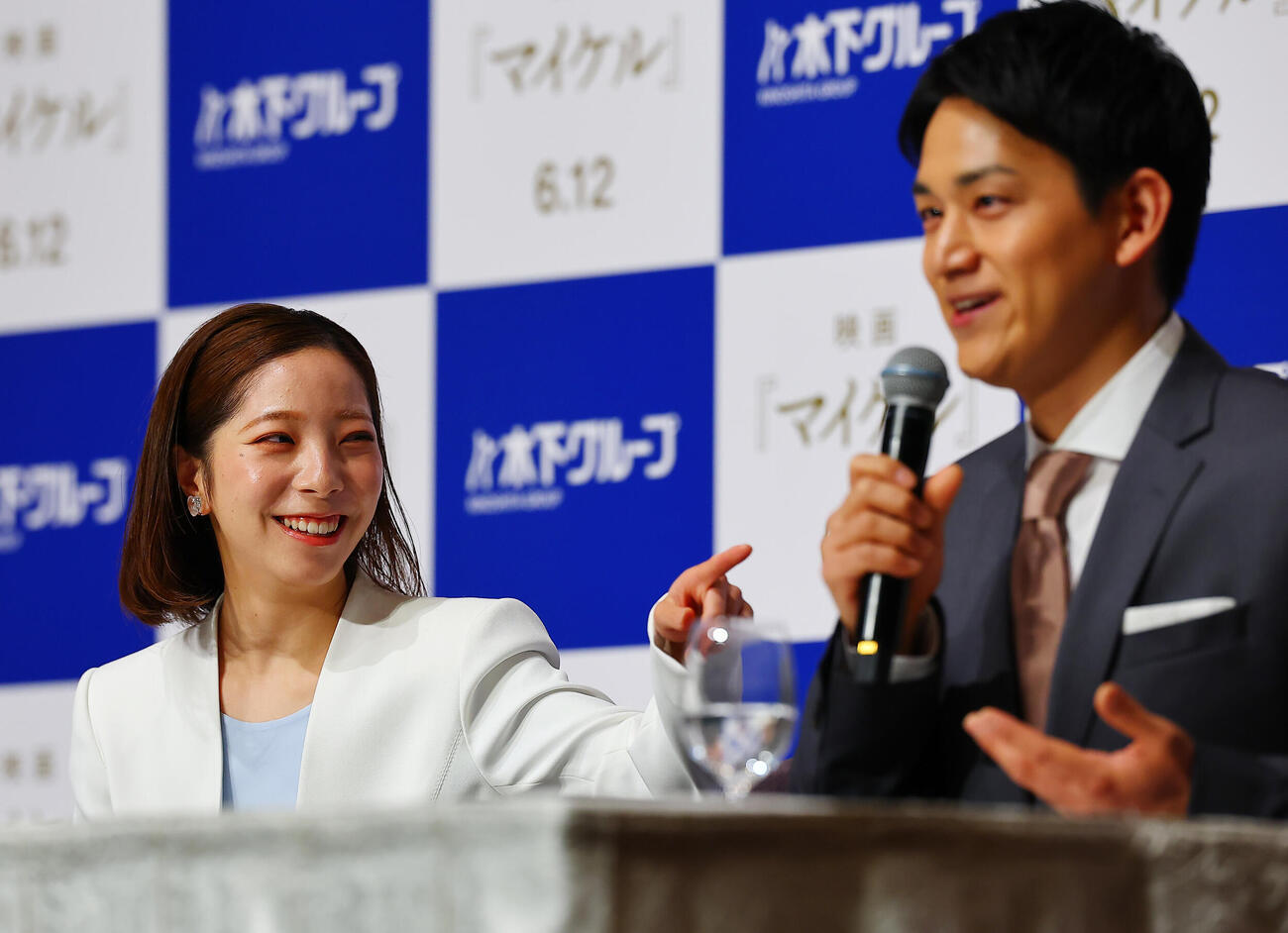 引退会見を行う三浦璃来（左）と木原龍一（撮影・野上伸悟）