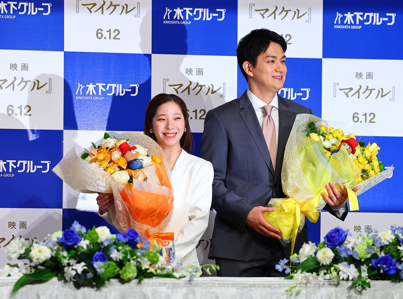 引退会見を行う三浦璃来（左）と木原龍一（撮影・野上伸悟）