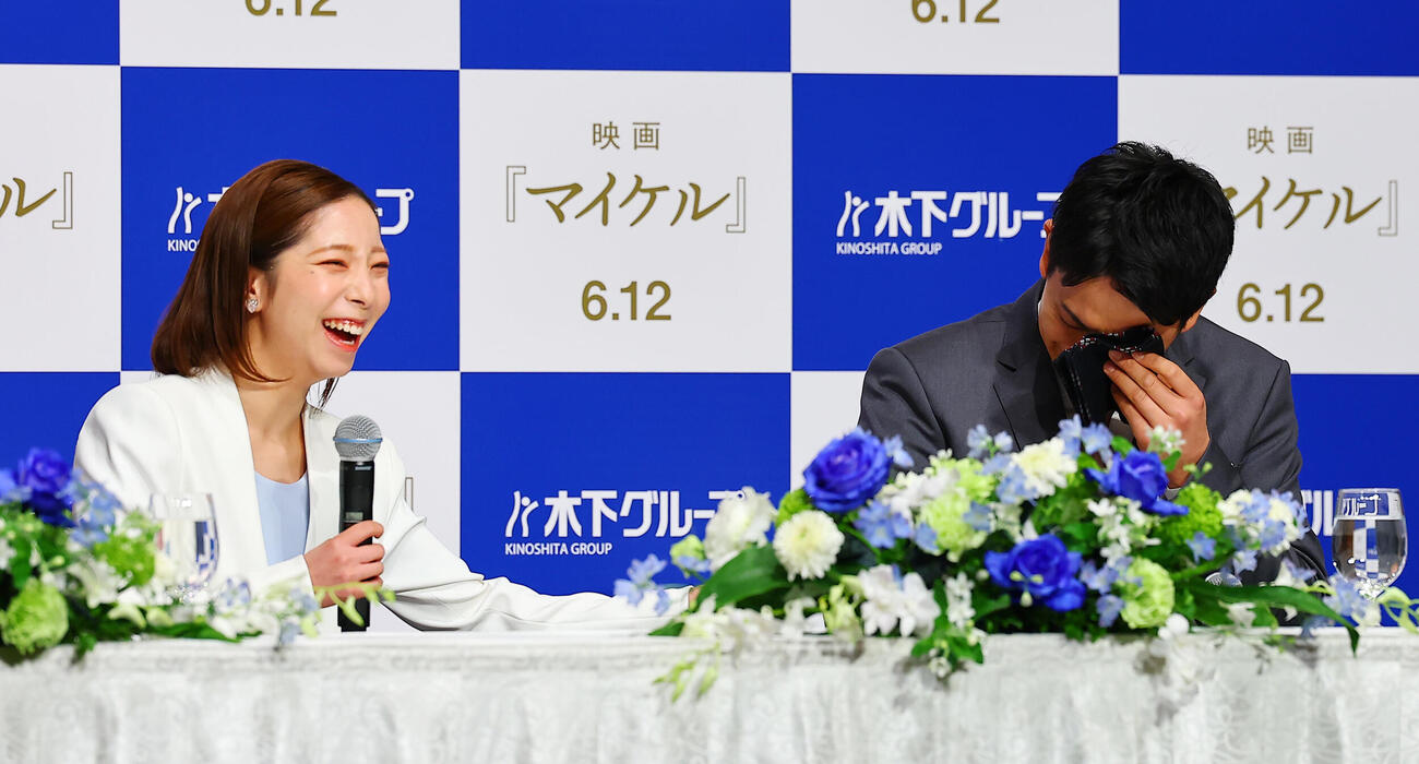 引退会見の冒頭で、いきなり泣き出す木原龍一（右）と大笑いの三浦璃来（撮影・野上伸悟）