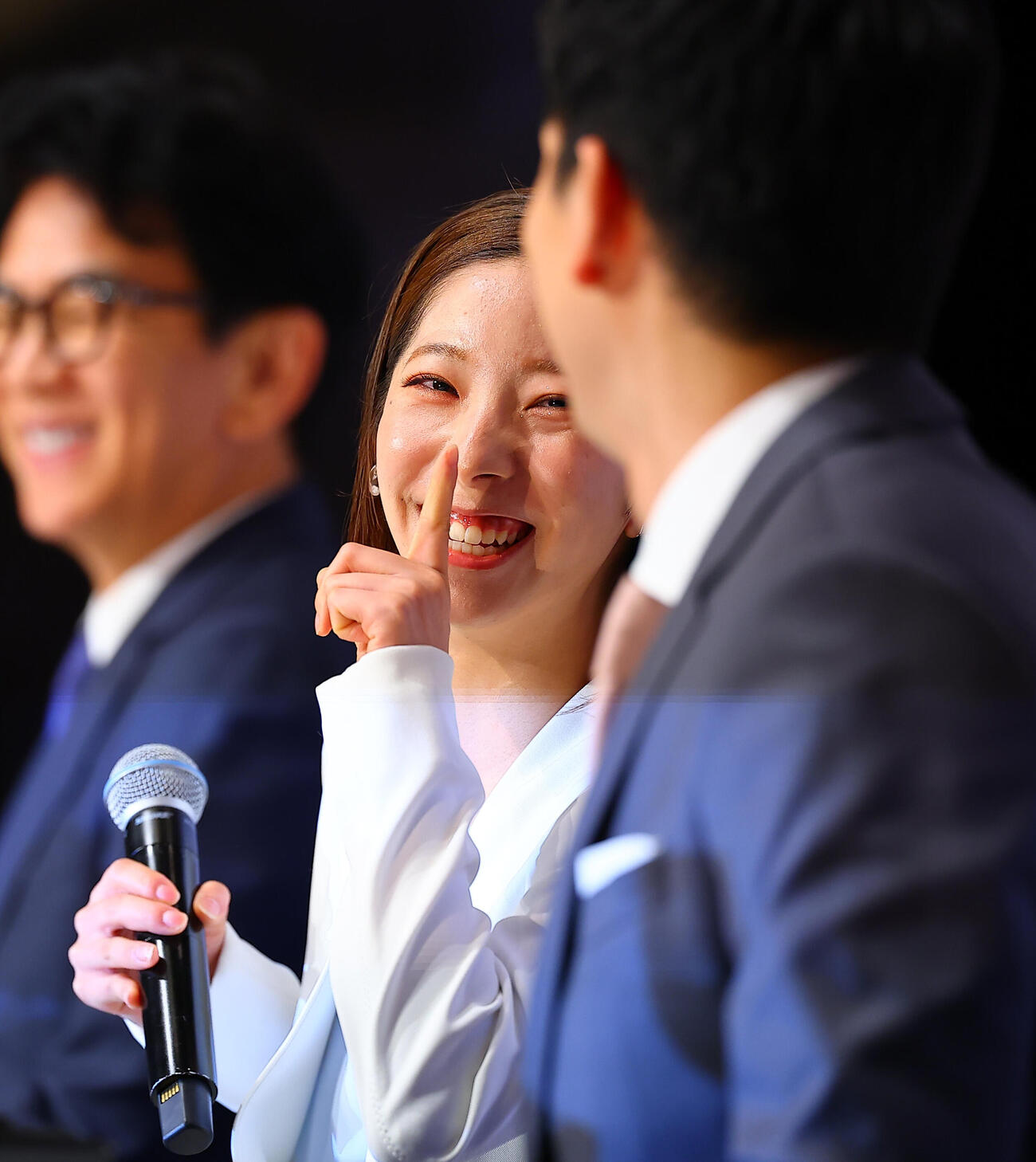 引退会見を行う三浦璃来（左）と木原龍一（撮影・野上伸悟）