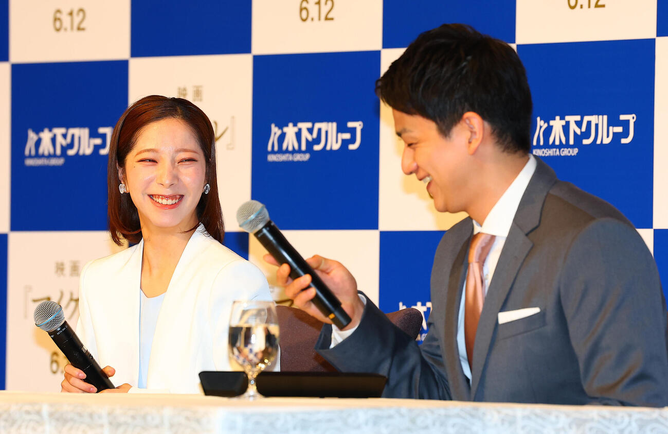 引退会見を行う三浦璃来（左）と木原龍一（撮影・野上伸悟）