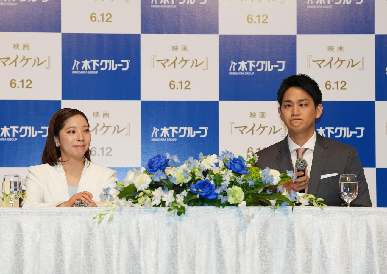現役引退会見で涙がこみ上げる三浦璃来（左）と木原龍一（撮影・増田悦実）
