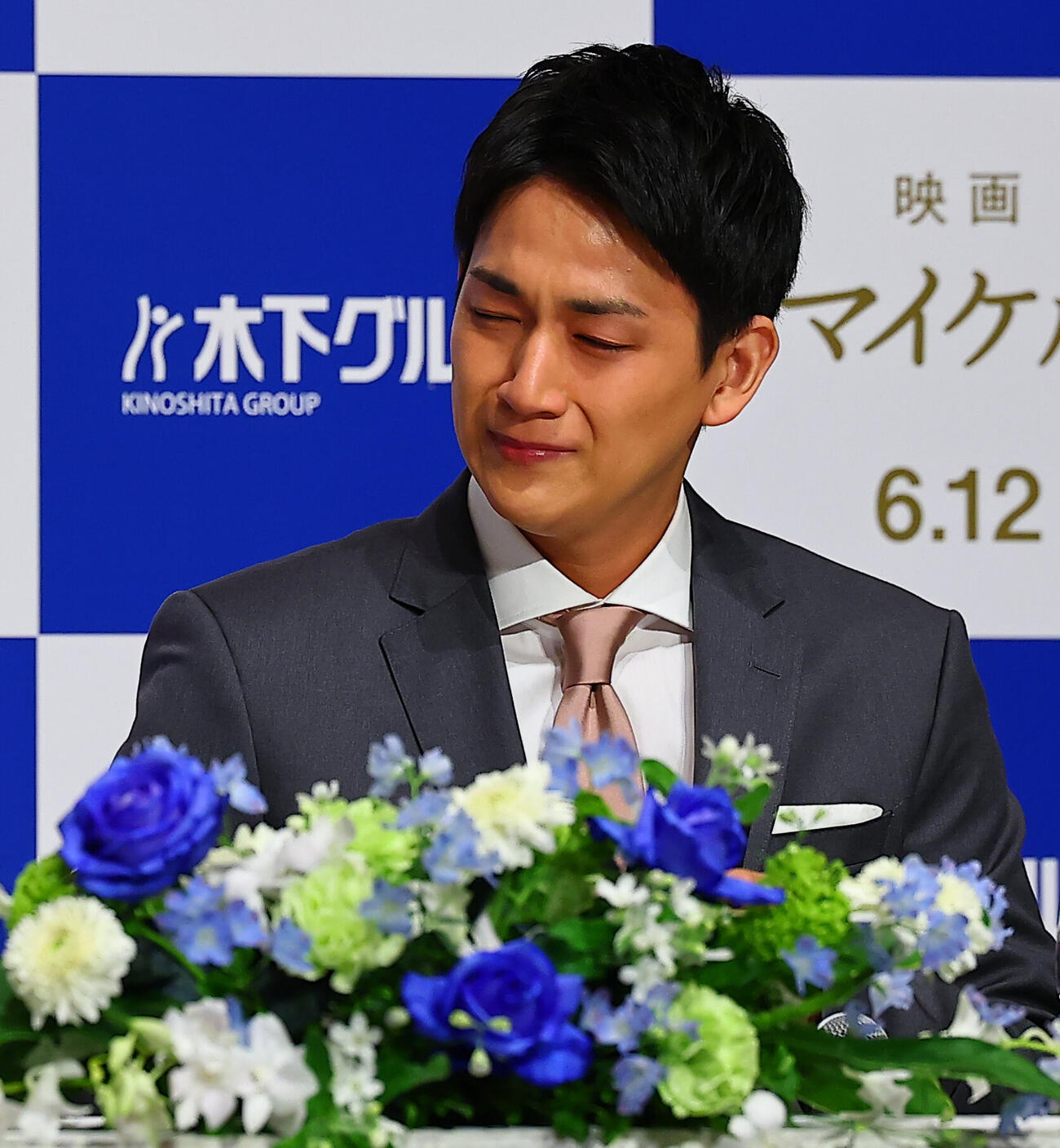 引退会見の冒頭で、いきなり泣き出す木原龍一（撮影・野上伸悟）