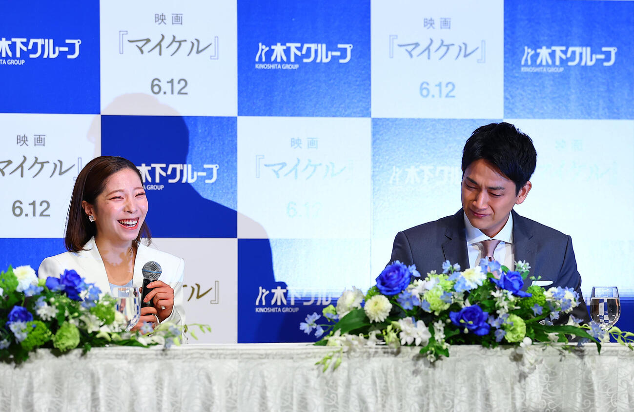 引退会見の冒頭で、いきなり泣き出す木原龍一（右）と笑顔の三浦璃来（撮影・野上伸悟）