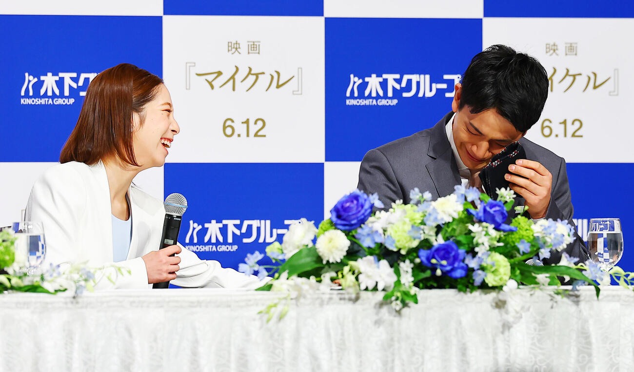 引退会見の冒頭で、いきなり泣き出す木原龍一（右）と笑顔の三浦璃来（撮影・野上伸悟）
