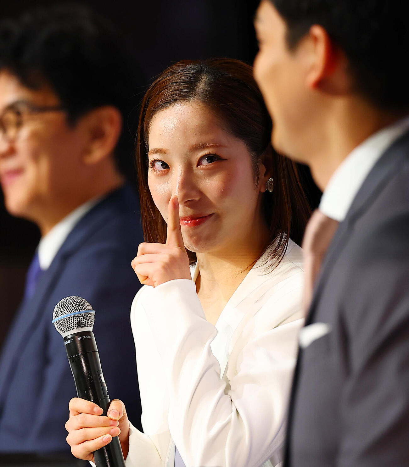 引退会見で笑顔をみせる三浦璃来。右は木原龍一（撮影・野上伸悟）