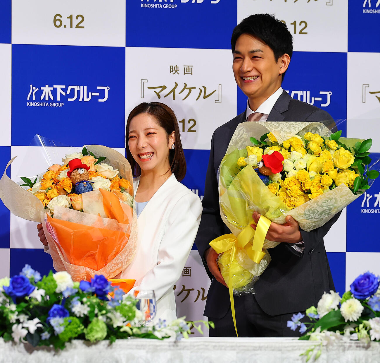 引退会見を行う三浦璃来（左）と木原龍一（撮影・野上伸悟）