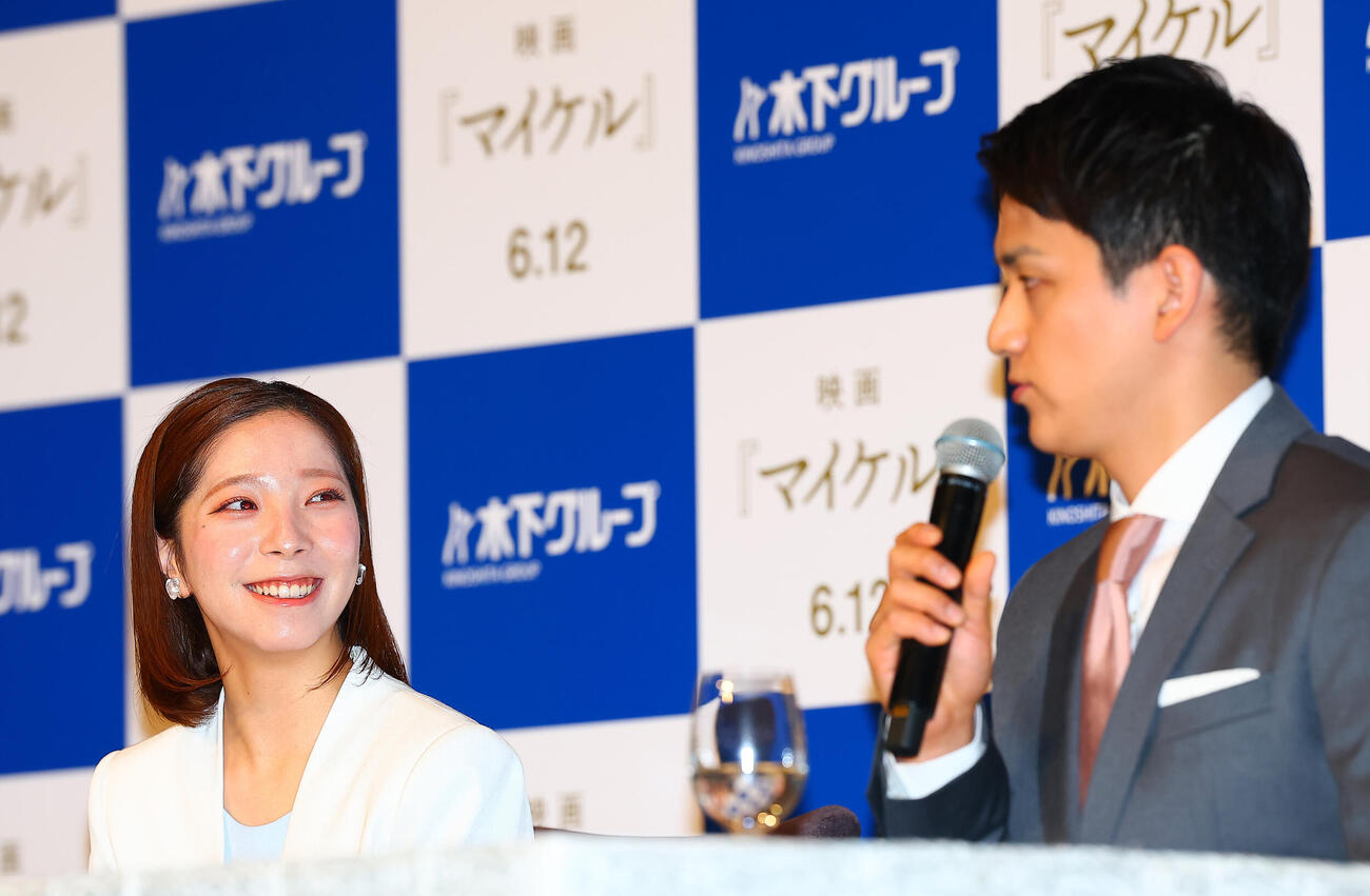 引退会見を行う三浦璃来（左）と木原龍一（撮影・野上伸悟）
