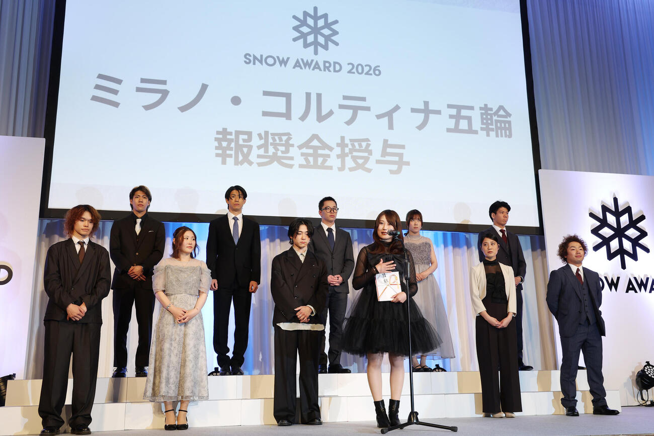 「SNOW AWARD」でミラノ・コルティナ五輪報奨金授与で代表してスピーチする村瀬心椛（撮影・宮地輝）