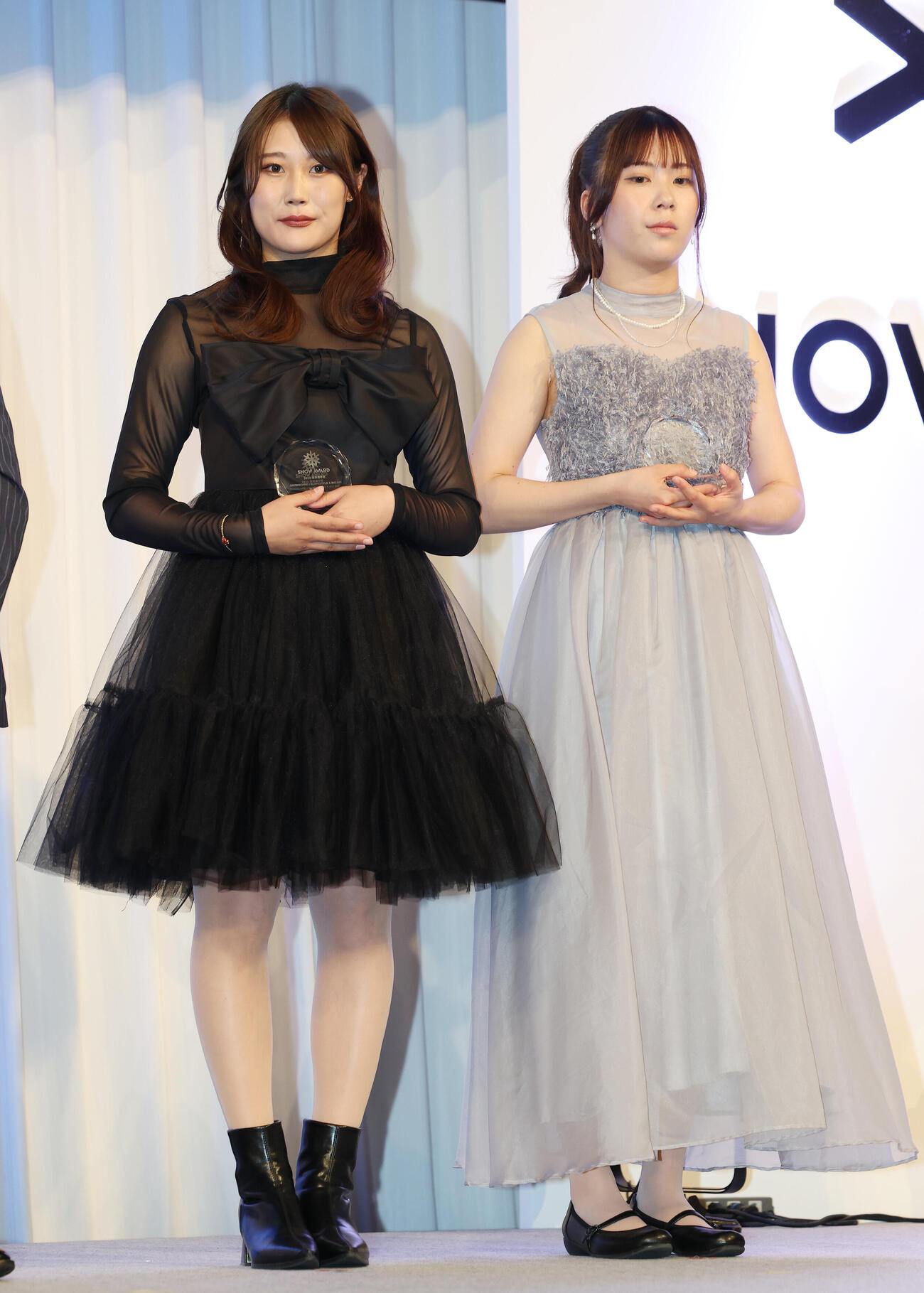 「SNOW AWARD」で優秀選手賞を受賞した村瀬心椛（左）と深田茉莉（撮影・宮地輝）