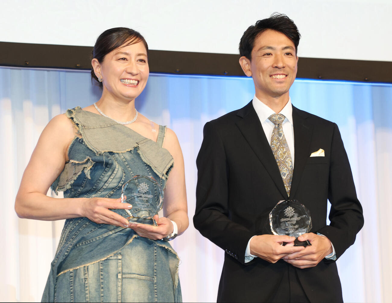 「SNOW AWARD」で特別功労賞を受賞した竹内智香（左）と渡部暁斗（撮影・宮地輝）