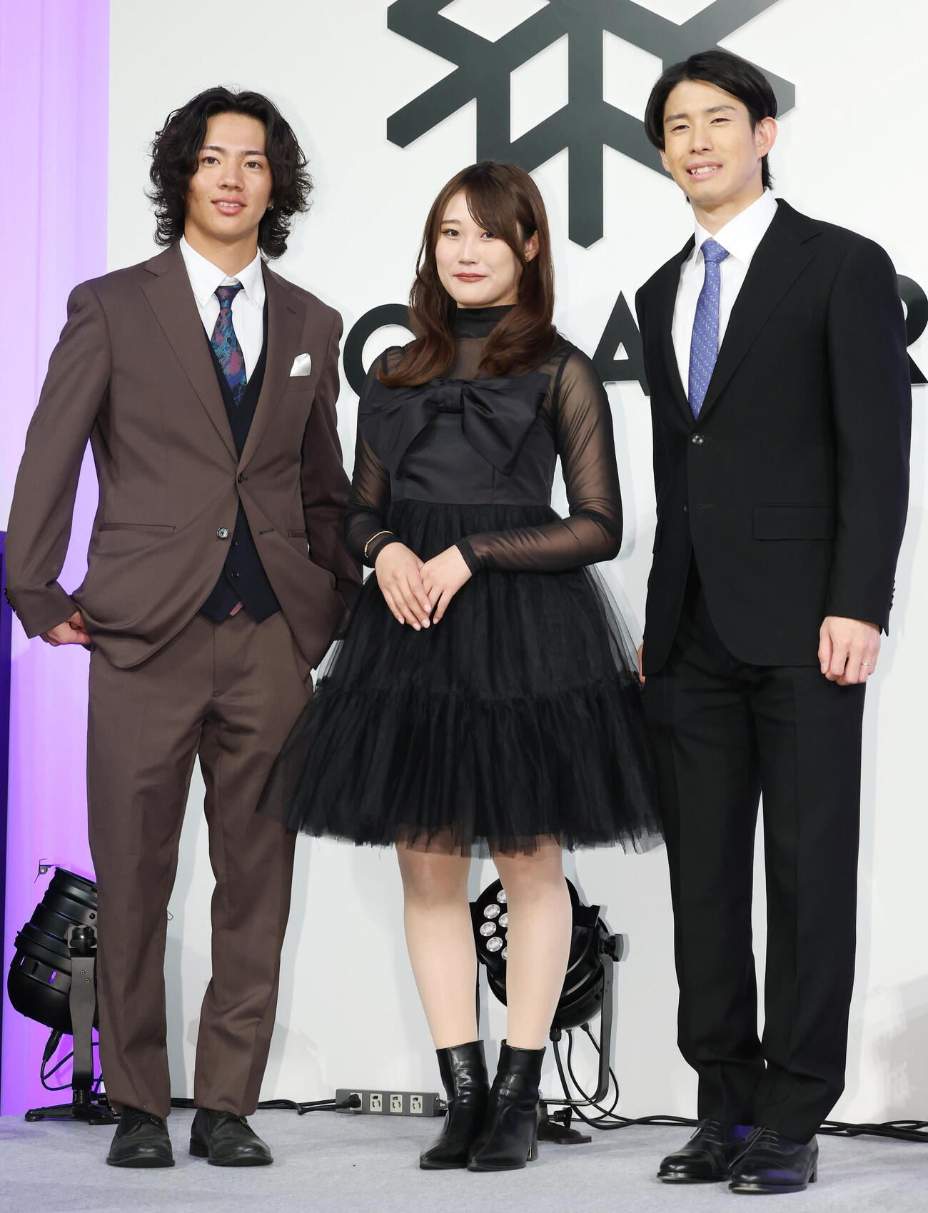 「SNOW AWARD」を終え岐阜県出身同士で記念撮影する松浦透磨（左）、村瀬心椛（中央）、堀島行真（撮影・宮地輝）