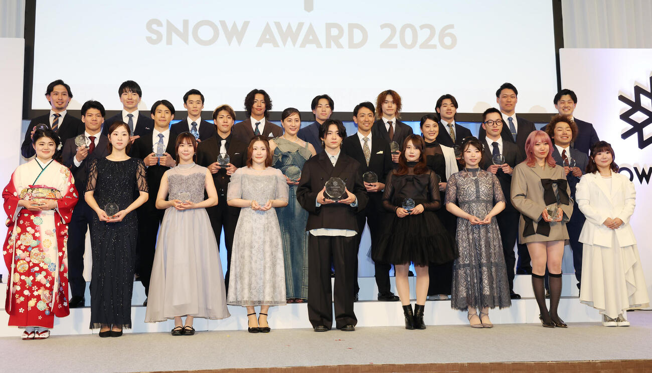 「SNOW AWARD」で記念撮影する表彰者たち前列左から弥永奈々、葛西優奈、深田茉莉、小野光希、戸塚優斗、村瀬心椛、冨高日向子、吉村美乃梨、岩渕麗楽、中列左から木俣椋真、堀島行真、二階堂蓮、竹内智香、渡部暁斗、丸山希、木村葵来、長谷川帝勝、後列左から神野慎之助、篠原琉佑、山本涼太、松浦透磨、木村悠斗、山田琉聖、奥村駿、須貝龍、古野慧（撮影・宮地輝）