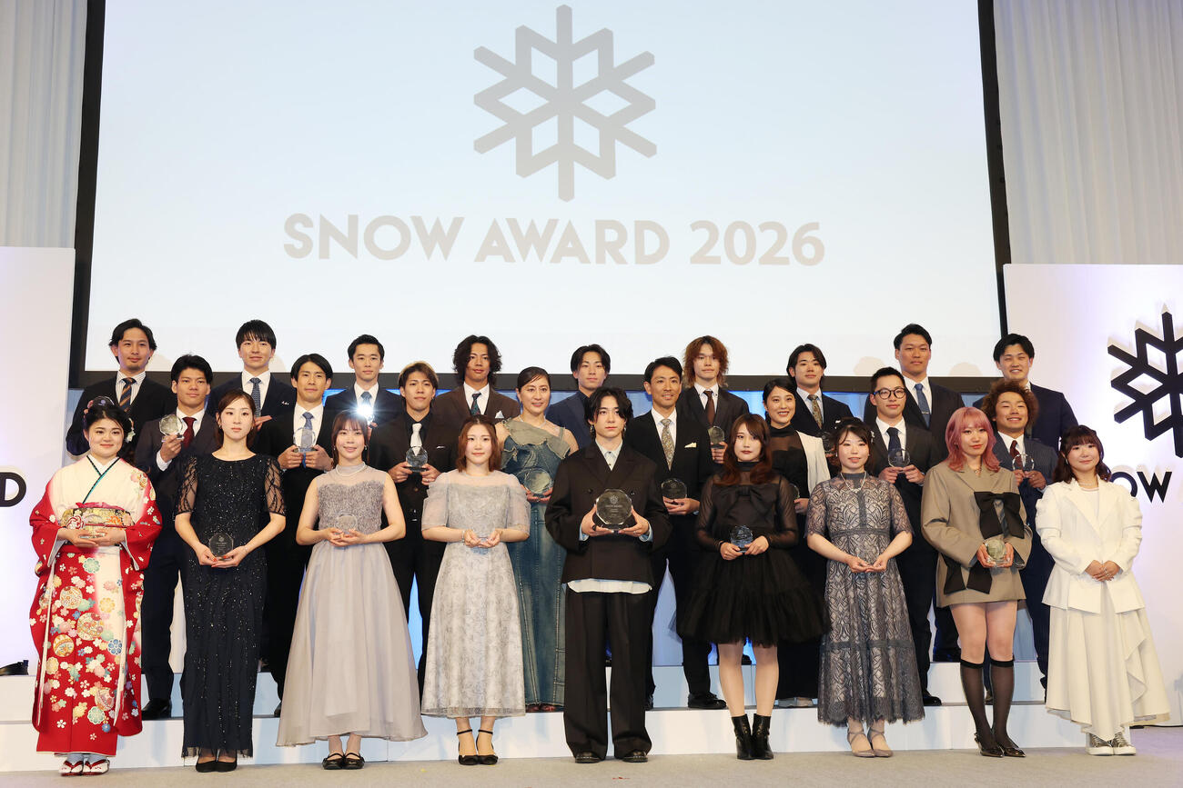 「SNOW AWARD」で記念撮影する表彰者たち前列左から弥永奈々、葛西優奈、深田茉莉、小野光希、戸塚優斗、村瀬心椛、冨高日向子、吉村美乃梨、岩渕麗楽、中列左から木俣椋真、堀島行真、二階堂蓮、竹内智香、渡部暁斗、丸山希、木村葵来、長谷川帝勝、後列左から神野慎之助、篠原琉佑、山本涼太、松浦透磨、木村悠斗、山田琉聖、奥村駿、須貝龍、古野慧（撮影・宮地輝）