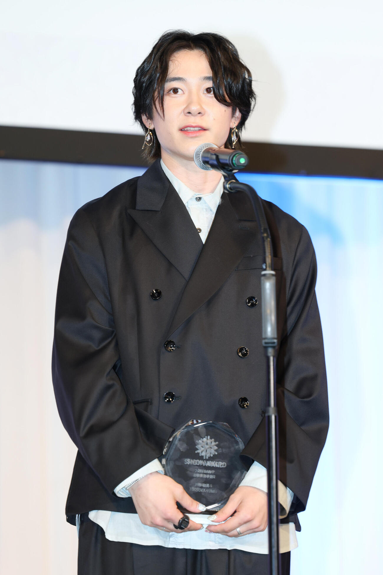 「SNOW AWARD」で最優秀選手賞を受賞しスピーチする戸塚優斗（撮影・宮地輝）