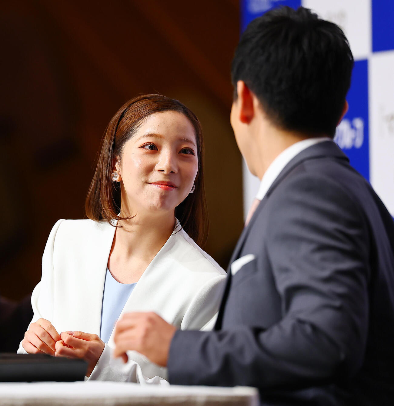 引退会見を行う三浦璃来（左）と木原龍一（撮影・野上伸悟）