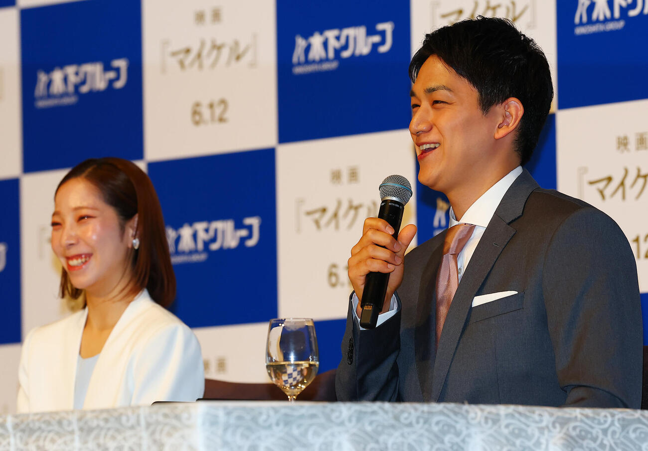 引退会見を行う三浦璃来（左）と木原龍一（撮影・野上伸悟）