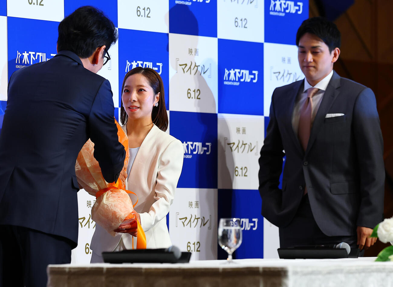 引退会見を行う三浦璃来（左）と木原龍一（撮影・野上伸悟）