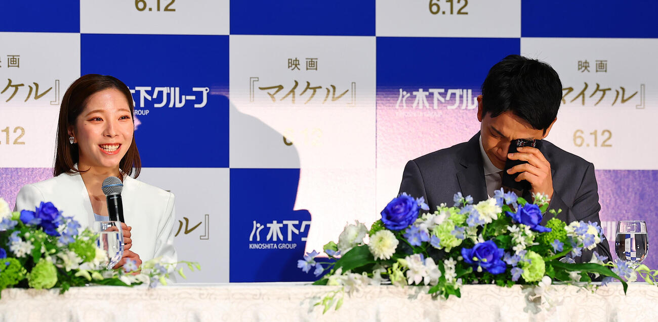 引退会見の冒頭で、いきなり泣き出す木原龍一（右）と大笑いの三浦璃来（撮影・野上伸悟）