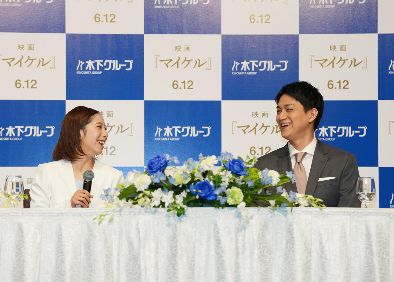 現役引退会で笑いあう木原龍一（右）と三浦璃来（撮影・増田悦実）